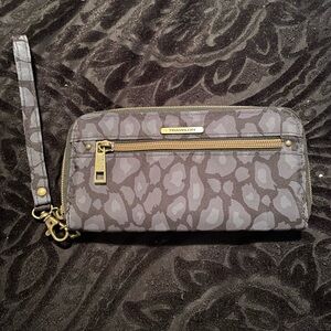 Travelon Patterned Gray Wristlet